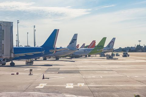 Mehrere Flugzeuge stehen an einem Flughafen in Frankreich nebeneinander