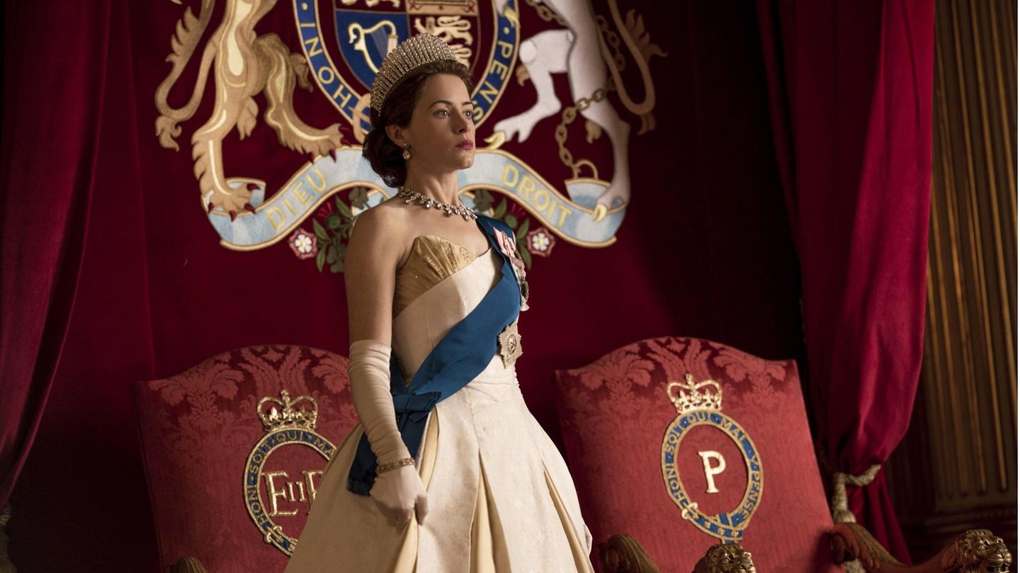 Wer spielte alles die Queen?: Selten wurde das Leben von Queen Elizabeth II. so detailverliebt dargestellt wie in der Netflix-Serie "The Crown". Claire Foy verkörperte die junge, schüchterne Prinzessin, die nach dem Tod ihres Vaters zur Königin gekrönt wurde Selten wurde das Leben von Queen Elizabeth II. so detailverliebt dargestellt wie in der Netflix-Serie "The Crown". Claire Foy verkörperte die junge, schüchterne Prinzessin, die nach dem Tod ihres Vaters zur Königin gekrönt wurde