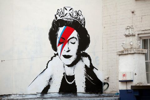Ein Graffito von Bansky verwandelte Queen Elizabeth II. in Ziggy Stardust (2012)