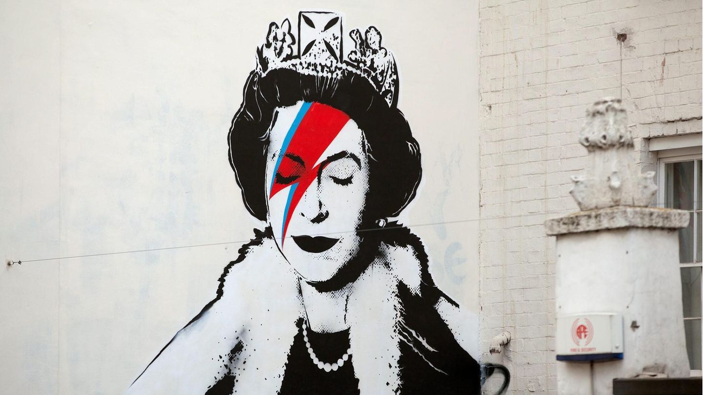 Die Queen in der Kunst: Ein Graffito von Bansky verwandelte Queen Elizabeth II. in Ziggy Stardust (2012) Ein Graffito von Bansky verwandelte Queen Elizabeth II. in Ziggy Stardust (2012)