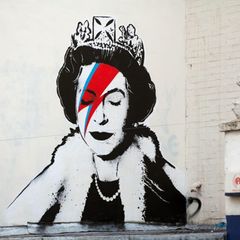 Ein Graffito von Bansky verwandelte Queen Elizabeth II. in Ziggy Stardust (2012)