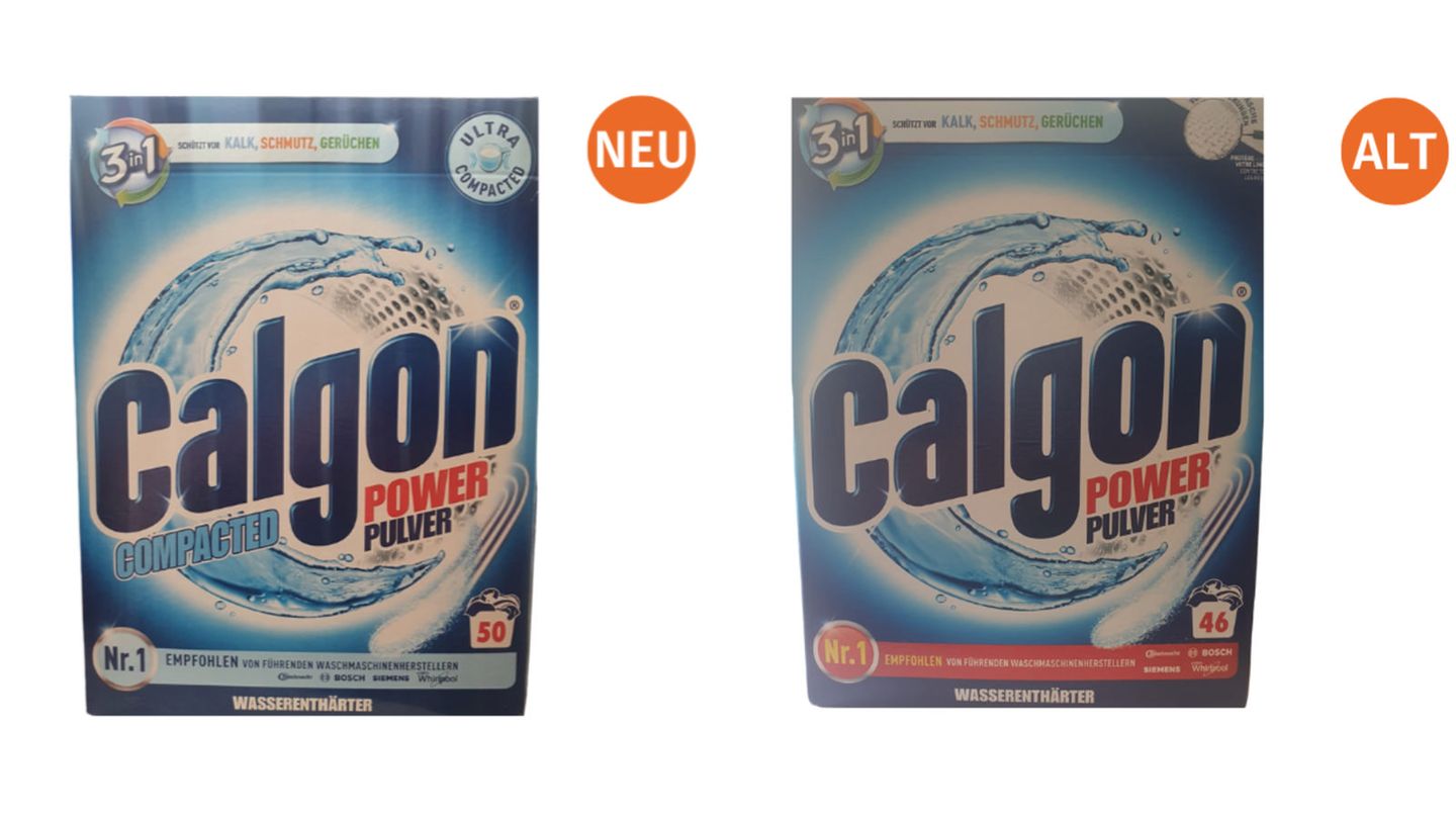 Calgon Der Wasserenthärter Calgon verspricht seit Kurzem auf der Vorderseite seiner Packung 50 Wäscheladungen statt zuvor 46 – bei gleichem Preis und gleicher Füllmenge. Klingt so, als ob die Kunden nun mehr fürs Geld bekämen, zumal der neue Aufdruck "Ultra Compacted" suggeriert, dass sich das Produkt verbessert hat. Das stimmt aber überhaupt nicht, hat die Verbraucherzentrale Hamburg recherchiert. Denn Hersteller Reckitt Benckiser hat einen Rechentrick angewandt: Die Zahl der Waschladungen bezieht sich nun nicht mehr auf sehr hartes Wasser, sondern auf hartes Wasser (für das man generell weniger Pulver braucht). Ohne diese Änderung müssten statt mehr sogar weniger Wäscheladungen angegeben werden. Denn der Blick auf die Dosierangaben auf der Rückseite zeigt, dass nun bei gleicher Wasserhärte mehr Pulver pro Ladung empfohlen wird, sodass die Packung schneller leer geht. Hintergrund des Verwirrspiels: Eine EU-Regel zwingt den Hersteller, die Dosierangaben zu erhöhen - oder alternativ die Wirksamkeit zu verbessern. Doch letzteres ist offenbar nicht geschehen, selbst wenn sich hier sogar die eigene PR-Agentur etwas verwirrt zeigt. Auf Anfrage der Verbraucherschützer erklärte die Presseabteilung zunächst, die Calgon-Rezeptur sei verändert worden, um in einer zweiten Stellungnahme hinterherzuschieben, es sei "zu keiner Änderung der Formulierung gekommen". Festzuhalten bleibt: Calgon suggeriert seinen Kunden, dass sie nun mehr Wäscheladungen herausbekommen – obwohl die Dosierempfehlung so geändert wurde, dass das Gegenteil der Fall ist. (September 2022)