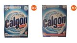 Der Wasserenthärter Calgon verspricht seit Kurzem auf der Vorderseite seiner Packung 50 Wäscheladungen statt zuvor 46 – bei gleichem Preis und gleicher Füllmenge. Klingt so, als ob die Kunden nun mehr fürs Geld bekämen, zumal der neue Aufdruck "Ultra Compacted" suggeriert, dass sich das Produkt verbessert hat. Das stimmt aber überhaupt nicht, hat die Verbraucherzentrale Hamburg recherchiert. Denn Hersteller Reckitt Benckiser hat einen Rechentrick angewandt: Die Zahl der Waschladungen bezieht sich nun nicht mehr auf sehr hartes Wasser, sondern auf hartes Wasser (für das man generell weniger Pulver braucht). Ohne diese Änderung müssten statt mehr sogar weniger Wäscheladungen angegeben werden.  Denn der Blick auf die Dosierangaben auf der Rückseite zeigt, dass nun bei gleicher Wasserhärte mehr Pulver pro Ladung empfohlen wird, sodass die Packung schneller leer geht. Hintergrund des Verwirrspiels: Eine EU-Regel zwingt den Hersteller, die Dosierangaben zu erhöhen - oder alternativ die Wirksamkeit zu verbessern. Doch letzteres ist offenbar nicht geschehen, selbst wenn sich hier sogar die eigene PR-Agentur etwas verwirrt zeigt. Auf Anfrage der Verbraucherschützer erklärte die Presseabteilung zunächst, die Calgon-Rezeptur sei verändert worden, um in einer zweiten Stellungnahme hinterherzuschieben, es sei "zu keiner Änderung der Formulierung gekommen". Festzuhalten bleibt: Calgon suggeriert seinen Kunden, dass sie nun mehr Wäscheladungen herausbekommen – obwohl die Dosierempfehlung so geändert wurde, dass das Gegenteil der Fall ist. (September 2022)