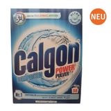Der Wasserenthärter Calgon verspricht seit Kurzem auf der Vorderseite seiner Packung 50 Wäscheladungen statt zuvor 46 – bei gleichem Preis und gleicher Füllmenge. Klingt so, als ob die Kunden nun mehr fürs Geld bekämen, zumal der neue Aufdruck "Ultra Compacted" suggeriert, dass sich das Produkt verbessert hat. Das stimmt aber überhaupt nicht, hat die Verbraucherzentrale Hamburg recherchiert. Denn Hersteller Reckitt Benckiser hat einen Rechentrick angewandt: Die Zahl der Waschladungen bezieht sich nun nicht mehr auf sehr hartes Wasser, sondern auf hartes Wasser (für das man generell weniger Pulver braucht). Ohne diese Änderung müssten statt mehr sogar weniger Wäscheladungen angegeben werden.  Denn der Blick auf die Dosierangaben auf der Rückseite zeigt, dass nun bei gleicher Wasserhärte mehr Pulver pro Ladung empfohlen wird, sodass die Packung schneller leer geht. Hintergrund des Verwirrspiels: Eine EU-Regel zwingt den Hersteller, die Dosierangaben zu erhöhen - oder alternativ die Wirksamkeit zu verbessern. Doch letzteres ist offenbar nicht geschehen, selbst wenn sich hier sogar die eigene PR-Agentur etwas verwirrt zeigt. Auf Anfrage der Verbraucherschützer erklärte die Presseabteilung zunächst, die Calgon-Rezeptur sei verändert worden, um in einer zweiten Stellungnahme hinterherzuschieben, es sei "zu keiner Änderung der Formulierung gekommen". Festzuhalten bleibt: Calgon suggeriert seinen Kunden, dass sie nun mehr Wäscheladungen herausbekommen – obwohl die Dosierempfehlung so geändert wurde, dass das Gegenteil der Fall ist. (September 2022)