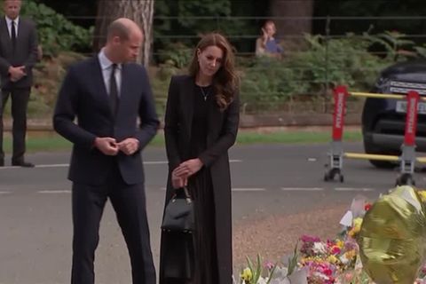 Tod von Elizabeth II.: Trauer um Queen: Prinz William und Kate nehmen in Sandringham Blumen und Karten entgegen