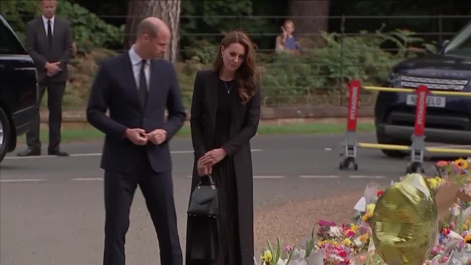 Tod von Elizabeth II.: Trauer um Queen: Prinz William und Kate nehmen in Sandringham Blumen und Karten entgegen