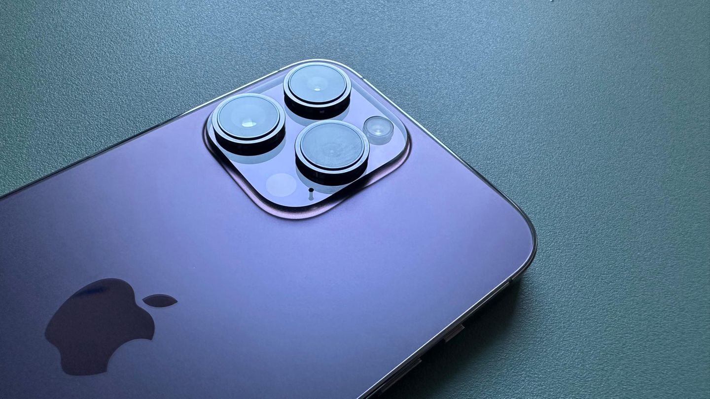 Die Kamera ist der Star der neuen iPhones- Hier das schicke Modell im neuen Dunkellila