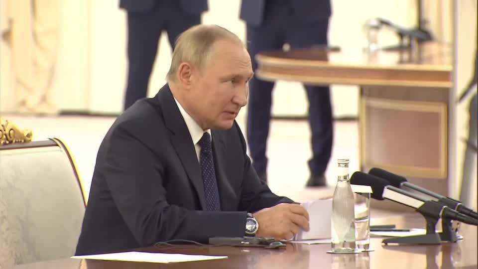 Video: Usbekistan: Wladimir Putin trifft Chinas Staatspräsident Xi