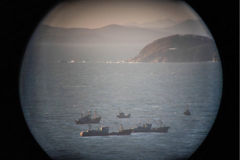 Nordkoreas Territorium und Fischerboote sind vom Observatorium der Insel Yeonpyeong aus zu sehen