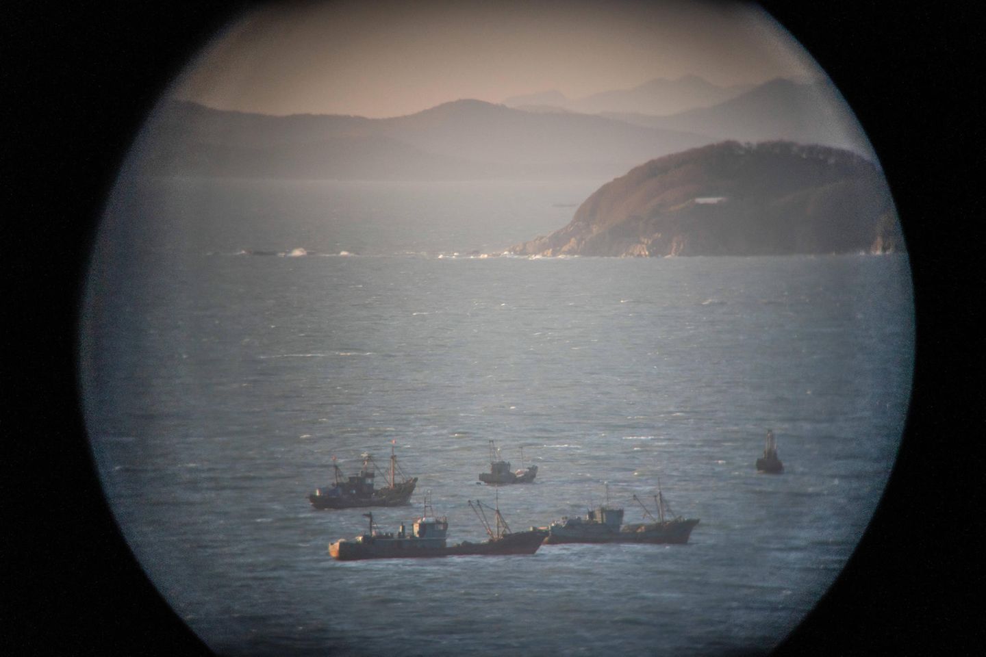 Nordkoreas Territorium und Fischerboote sind vom Observatorium der Insel Yeonpyeong aus zu sehen