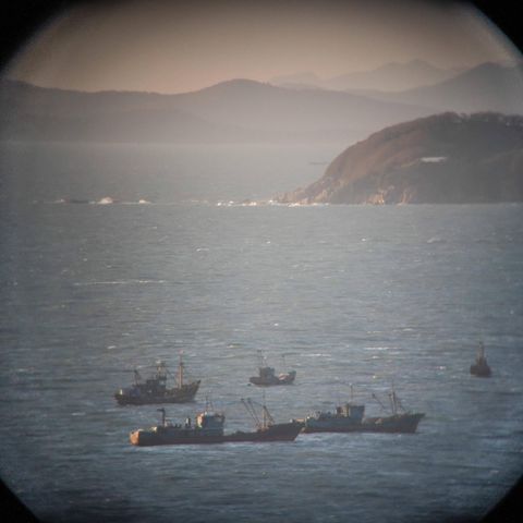 Nordkoreas Territorium und Fischerboote sind vom Observatorium der Insel Yeonpyeong aus zu sehen