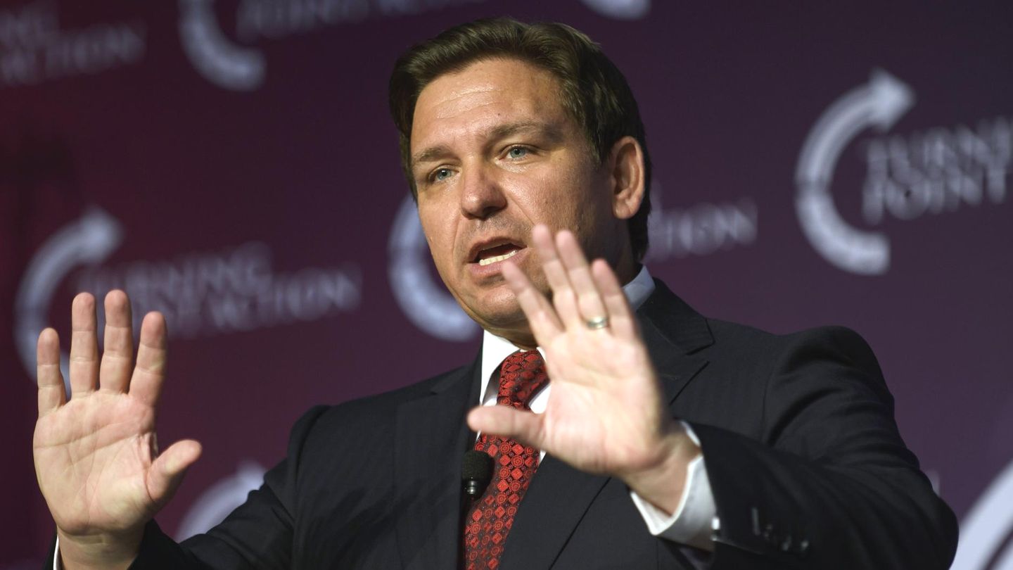 Lässt Migranten per Flugzeug aus seinem Bundesstaat bringen: Floridas Gouverneur Ron DeSantis