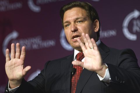 Lässt Migranten per Flugzeug aus seinem Bundesstaat bringen: Floridas Gouverneur Ron DeSantis