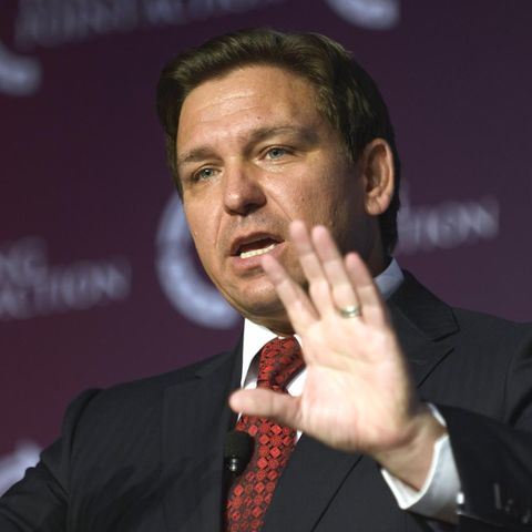Lässt Migranten per Flugzeug aus seinem Bundesstaat bringen: Floridas Gouverneur Ron DeSantis