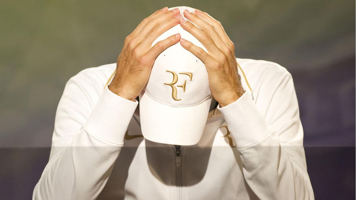 Federer - mit Händen am Kopf Federer - mit Händen am Kopf