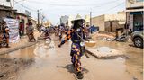 Touba, Senegal. Mitglieder der Baye Fell Sekte der Mouride Brüderschaft laufen durch die Straßen Toubas und sammeln Geld für den Grand Magal – eine jährlich stattfindende Pilgerreise von Muslimen.