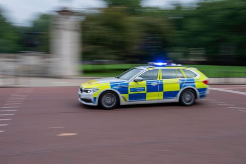 Ein Polizeiwagen rast mit Blaulicht durch London (Archivfoto)