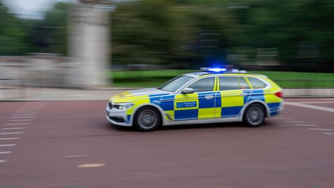 Ein Polizeiwagen rast mit Blaulicht durch London (Archivfoto)