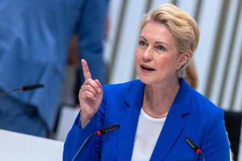 Maybrit Illner: Manuela Schwesig (SPD), die Ministerpräsidentin von Mecklenburg-Vorpommern
