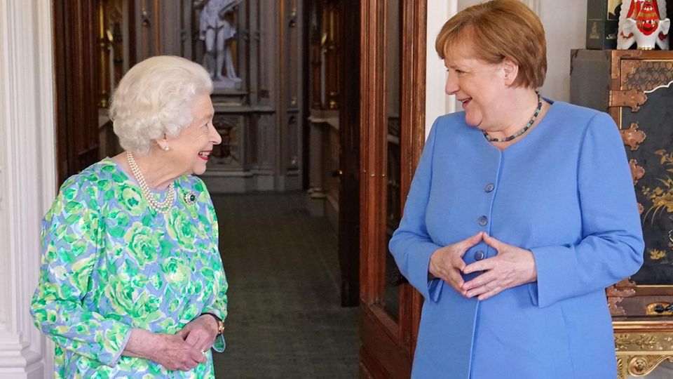 Queen Elizabeth II. und Angela Merkel lächeln sich zu
