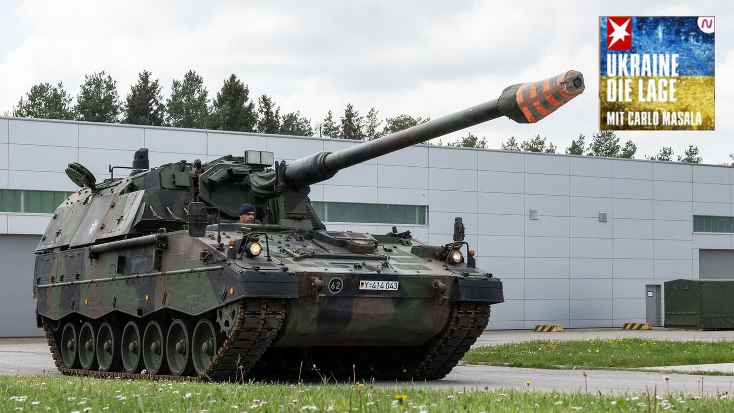 A Panzerhaubitze 2000 drives on the grounds of the Albkaserne of the Bundeswehr