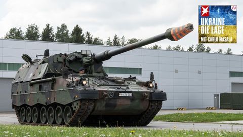 Eine Panzerhaubitze 2000 fährt auf dem Gelände der Albkaserne der Bundeswehr