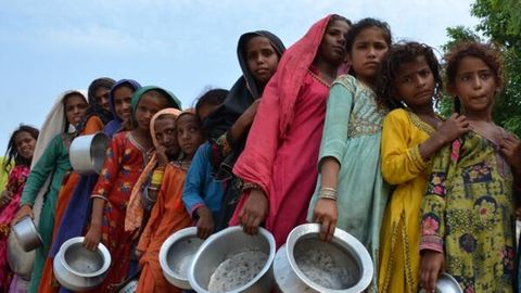 Pakistan: Menschen stehen Schlange für Lebensmittel