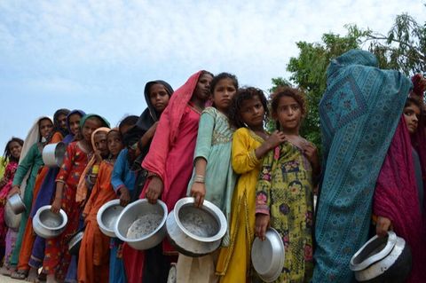 Pakistan: Menschen stehen Schlange für Lebensmittel