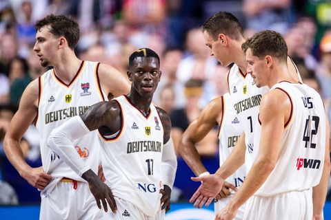Turnierbilanz: Sechs Siege, eine Niederlage  Verloren gegen: Slowenien  Stars: Dennis Schröder, Franz Wagner, Daniel Theis  Das spricht für den Titel: Der Teamgeist, das Heimpublikum und das Duo Schröder und Wagner. Schröder hat sich von Spiel zu Spiel gesteigert und lieferte gegen Griechenland seine bislang beste Performance. Jungstar Wagner punktet verlässlich, die Großen Theis und Johannes Voigtmann erfüllen genauso ihre Rollen wie die Guards Maodo Lo und Andreas Obst, die verlässlich punkten.  Das spricht dagegen: Die einzelnen Spieler haben kaum Erfahrung in großen Spielen, das letzte internationale Halbfinale ist 17 Jahre her. Einen schwachen Tag hatte das Team von Bundestrainer Gordon Herbert bei diesem Turnier noch nicht. Serbien und Griechenland kostete der jeweils erste Ausrutscher gleich das Turnier. Wagners Knöchel, Theis' Knie und Nick Weiler-Babbs Schulter müssen halten.