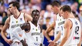 Turnierbilanz: Sechs Siege, eine Niederlage  Verloren gegen: Slowenien  Stars: Dennis Schröder, Franz Wagner, Daniel Theis  Das spricht für den Titel: Der Teamgeist, das Heimpublikum und das Duo Schröder und Wagner. Schröder hat sich von Spiel zu Spiel gesteigert und lieferte gegen Griechenland seine bislang beste Performance. Jungstar Wagner punktet verlässlich, die Großen Theis und Johannes Voigtmann erfüllen genauso ihre Rollen wie die Guards Maodo Lo und Andreas Obst, die verlässlich punkten.  Das spricht dagegen: Die einzelnen Spieler haben kaum Erfahrung in großen Spielen, das letzte internationale Halbfinale ist 17 Jahre her. Einen schwachen Tag hatte das Team von Bundestrainer Gordon Herbert bei diesem Turnier noch nicht. Serbien und Griechenland kostete der jeweils erste Ausrutscher gleich das Turnier. Wagners Knöchel, Theis' Knie und Nick Weiler-Babbs Schulter müssen halten.