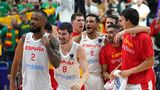 Turnierbilanz: Sechs Siege, eine Niederlage  Verloren gegen: Belgien  Stars: Willy Hernangomez, Rudy Fernandez, Lorenzo Brown  Das spricht für den Titel: Das Team ist extrem ausgeglichen besetzt. Die Hernangomez-Brüder Willy und Juancho können offensiv genauso Verantwortung übernehmen wie der kurzfristig eingebürgerte Lorenzo Brown. Rudy Fernandez war vor 17 Jahren beim EM-Halbfinale gegen Deutschland schon dabei und spielt immer noch eine wichtige Rolle. Die Defense hat in entscheidenden Momenten extrem hohes Niveau.  Das spricht dagegen: Vom Weltmeister-Team 2019 ist nicht mehr besonders viel übrig. Willy und Juancho Hernangomez sind zwar noch dabei, dafür mussten Marc Gasol, Ricky Rubio und Sergio Llull ersetzt werden. Anders als bei Deutschland mit Dennis Schröder gibt es nicht den einen unumstrittenen Führungsspieler. Außer Litauen fehlten dem Team von Sergio Scariolo bislang die wirklich schlagkräftigen Gegner.