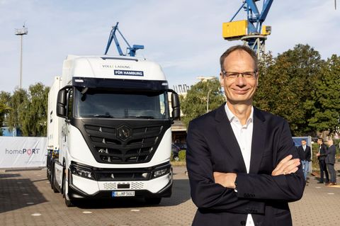 Michael Lohscheller steht vor einem Lkw