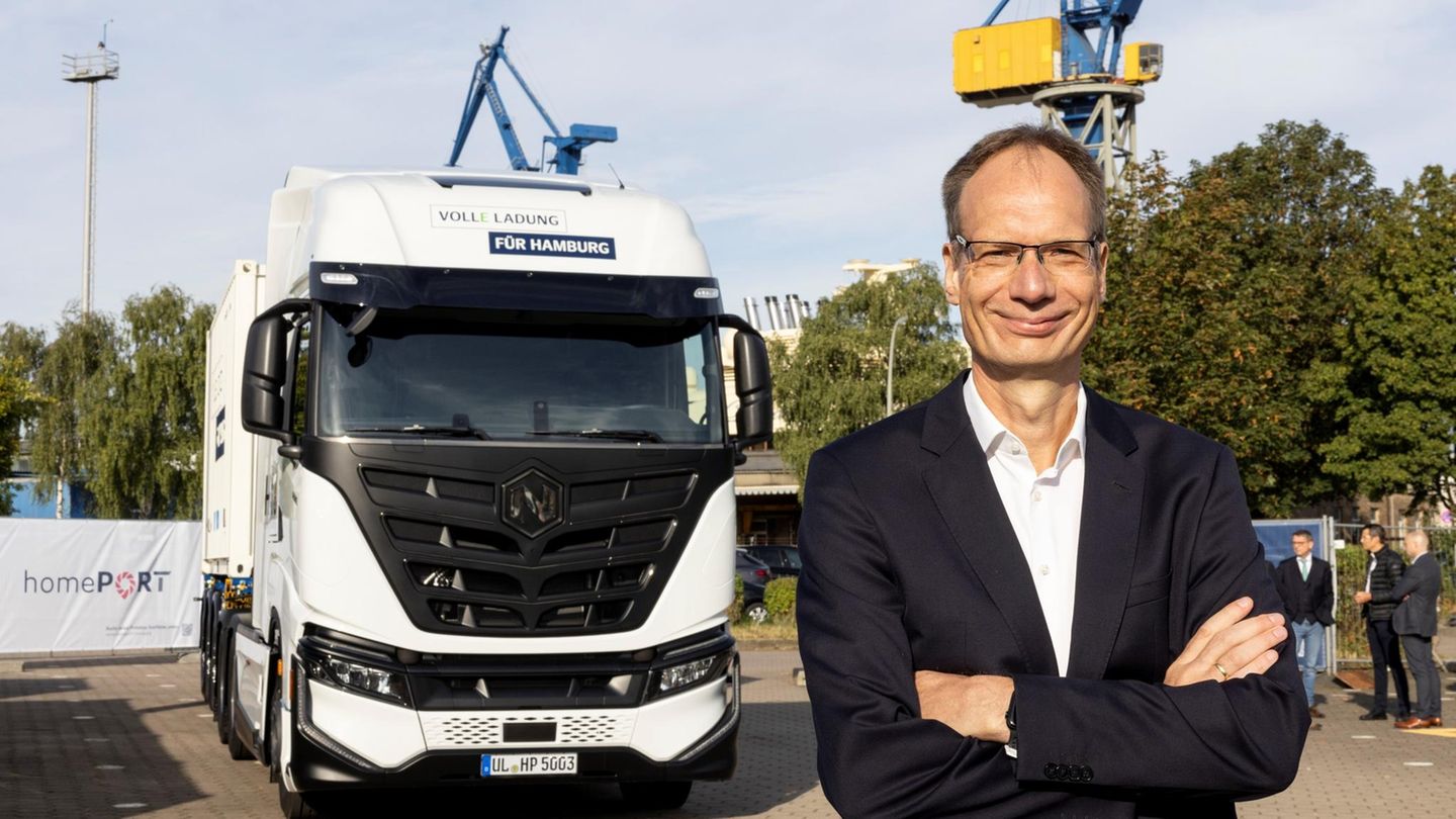 Michael Lohscheller steht vor einem Lkw
