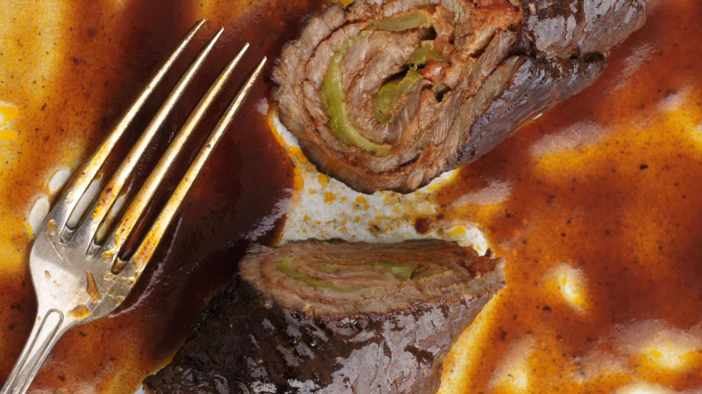 Rinderroulade auf einem Teller