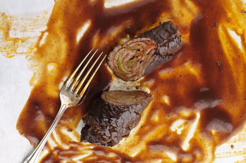Rinderroulade auf einem Teller