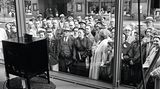 Menschen vor Fernsehgerät in New York
