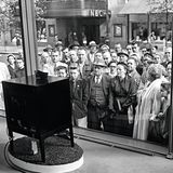 Menschen vor Fernsehgerät in New York