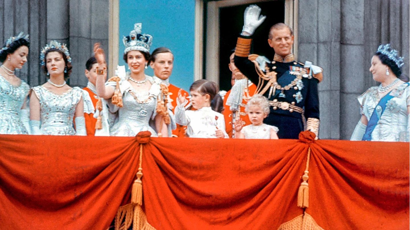 Elizabeth II. winkt nach ihrer Körnung vom Balkon des Buckingham-Palast
