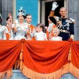 Elizabeth II. winkt nach ihrer Körnung vom Balkon des Buckingham-Palast