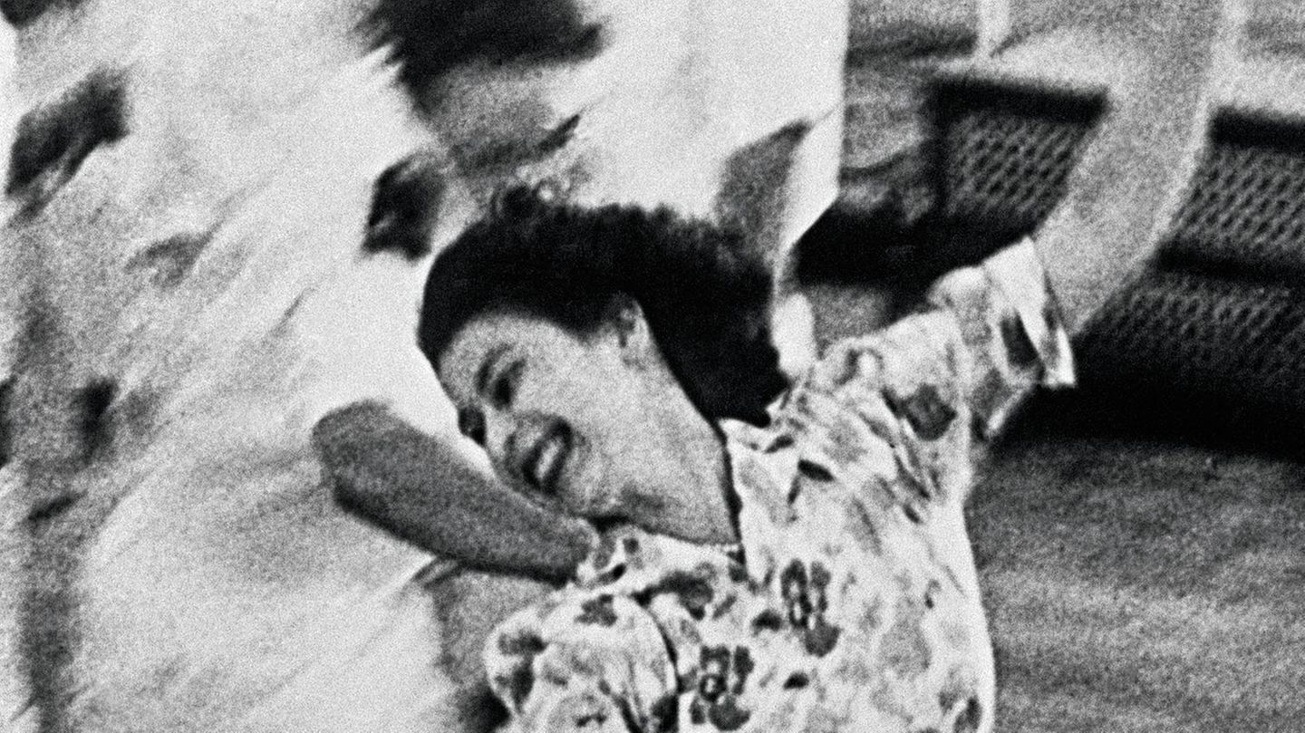 1947: Queen Elizabeth II. spielt Fangen mit der Crew der HMS "Vanguard" 