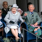 Die Queen lacht mit Sohn und Ehemann bei den "Braemar Highland Games" im Jahr 2006