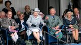 Die Queen lacht mit Sohn und Ehemann bei den "Braemar Highland Games" im Jahr 2006