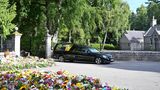 Ein schwarzer Wagen mit dem Sarg der Queen verlässt Balmoral Castle
