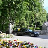 Ein schwarzer Wagen mit dem Sarg der Queen verlässt Balmoral Castle