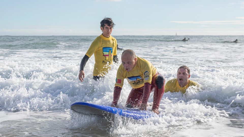 Erfolg in der Surfschule: Ohne fremde Hilfe nimmt Caiá die letzten Meter zum Strand die Wellen