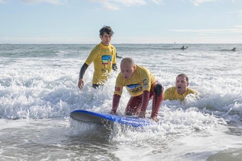 Erfolg in der Surfschule: Ohne fremde Hilfe nimmt Caiá die Wellen auf den letzten Metern zum Strand