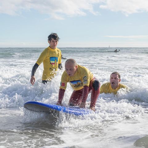Erfolg in der Surfschule: Ohne fremde Hilfe nimmt Caiá die Wellen auf den letzten Metern zum Strand