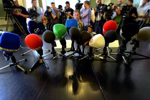 Mikrophone von Journalistinnen und Journalisten bei einer Pressekonferenz