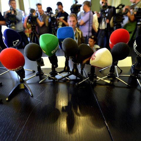 Mikrophone von Journalistinnen und Journalisten bei einer Pressekonferenz