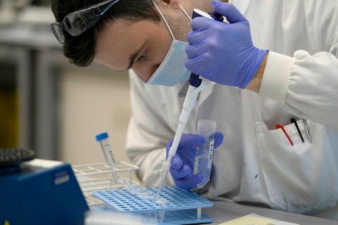 Forscher bereitet Proben für Sequenzierung vor
